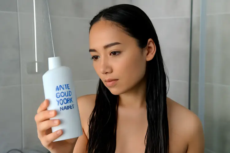 Gunakan Sampo Khusus Rambut Rontok